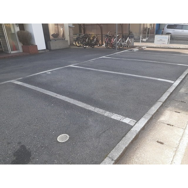 岐阜市芋島３丁目のアパートの駐車場