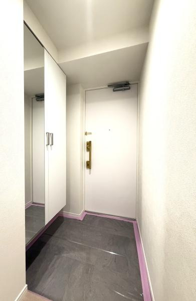 ライオンズグローベル本牧の玄関|収納豊富な玄関です。
この明るい玄関が気持ちよく家族を迎え入れます♪