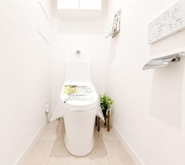 ライオンズグローベル本牧のトイレ|清潔感のある内装のすっきりとしたデザインのトイレです。
水周りが綺麗だと安心ですね。
