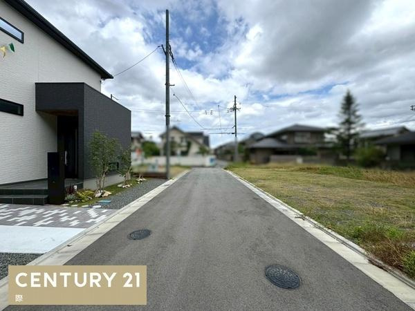 ジョーブタウン東高松2-5号　新築戸建の前面道路含む現地写真