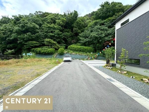 ジョーブタウン東高松2-5号　新築戸建の前面道路含む現地写真