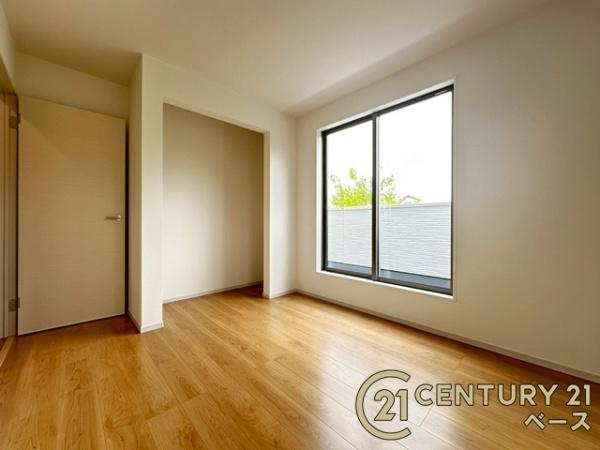 大和郡山市小泉町 ／新築一戸建の子供部屋|■現地撮影写真■優しい色合いでまとめられた洋室！どんな家具も合いそうですね！