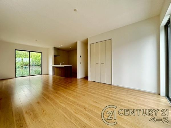大和郡山市小泉町 ／新築一戸建の居間・リビング|■現地撮影写真■家計と環境に優しい・断熱性・保温性に優れたペアガラスを使用しています！