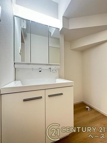 大和郡山市小泉町 ／新築一戸建の独立洗面台|■現地撮影写真■三面鏡タイプのミラーキャビネット！収納スペースも豊富です！