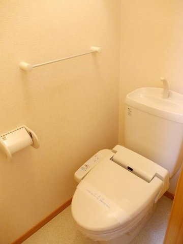 カルムＡのトイレ|落ち着いた色調のトイレです