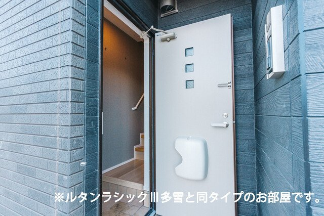 レガリア駅東の玄関|きれいな玄関です