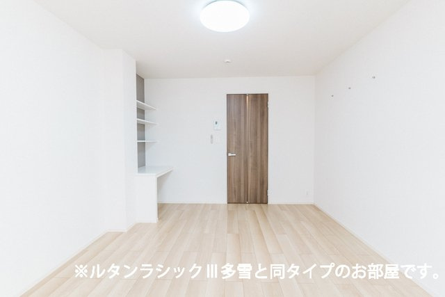 レガリア駅東の内装|明るい色調の室内です