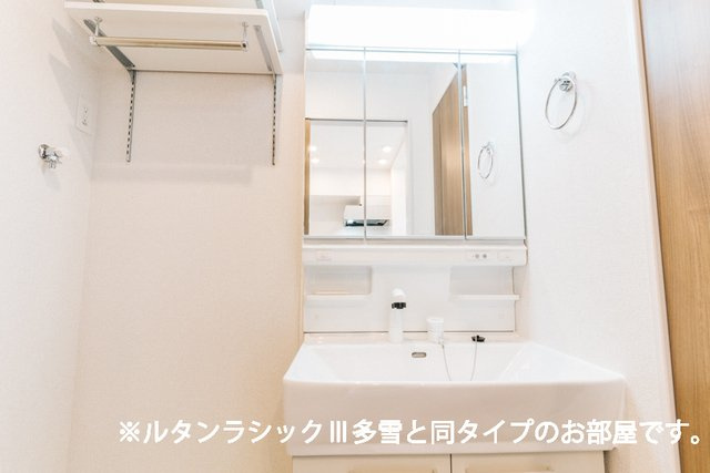 レガリア駅東の洗面所|明るい洗面所です