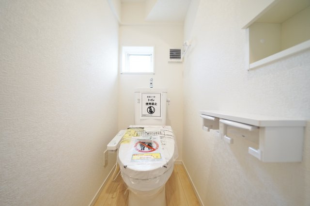 【横浜市瀬谷区阿久和西4丁目2-10全4棟新築戸建て】★仲介手数料無料★（原小学校・原中学校）のトイレ