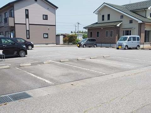 アムールⅡＣの駐車場|車をお持ちの方に嬉しい駐車場付きの物件です
