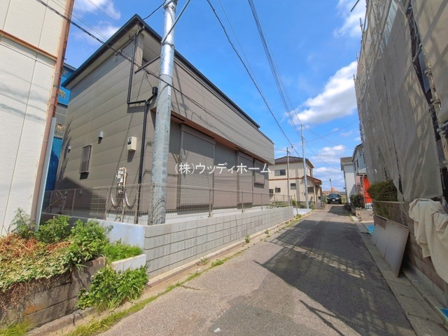 越谷市新川町　新築一戸建ての前面道路含む現地写真