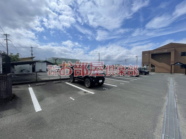 グランディール北野の駐車場|車をお持ちの方に嬉しい駐車場付きの物件です