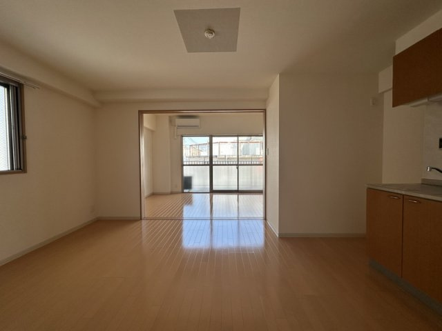 姫路市二階町の賃貸マンションの居間・リビング