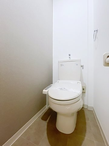 第一下前マンションのトイレ|温水洗浄便座付きトイレです