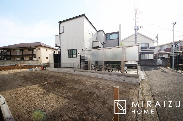 【前面道路含む現地写真】 | 通勤や家族の送迎など、毎日の生活にマイカーが欠かせない方にとって駐車場は大事な条件。敷地内にカースペースがあれば、お出かけやお買い物の際の搬入出も楽々です。