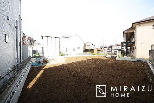 【前面道路含む現地写真】 | ＼静かな環境で落ち着いた暮らしをご希望のお客様／広さと価格のバランスの良いマイホーム！近隣施設にも恵まれ立地！詳細、ご見学希望・資料請求ミライズホームお気軽にお問合せ下さい♪