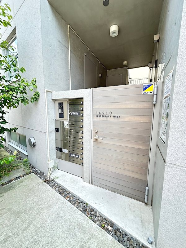 PASEO SANGENJAYA EAST WESTのエントランス