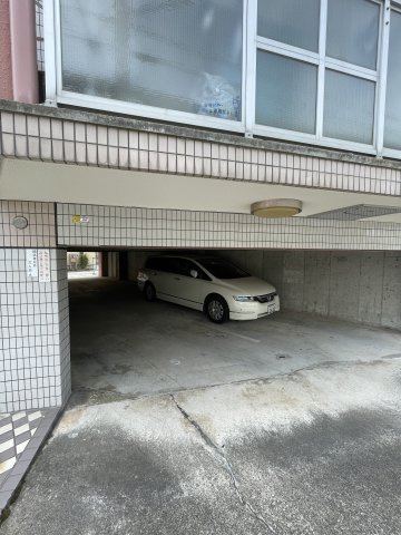 エステート湊川の駐車場