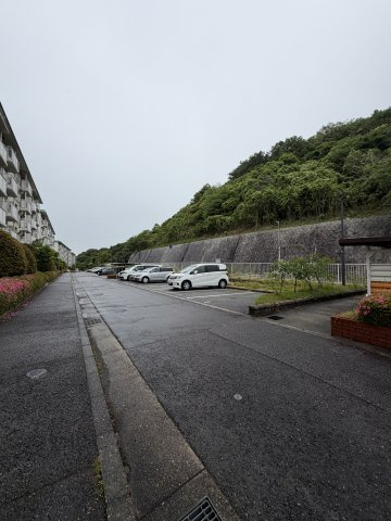 名谷27団地111号棟の駐車場
