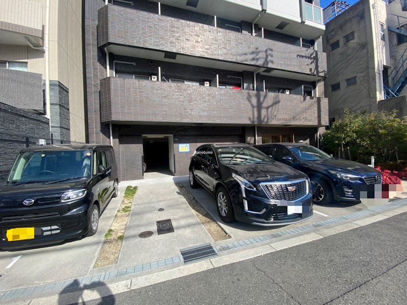 プレサンス難波フィネストの駐車場