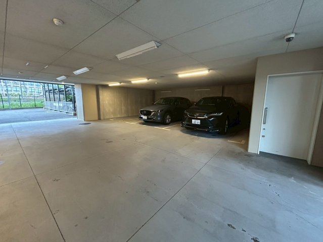クレヴィア高槻の駐車場