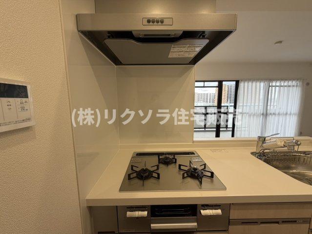 アンビエント枚方公園のキッチン|ビルトイン3口コンロ
■物件内覧・資金計画相談・住宅ローン相談、リフォーム相談、お問合せ受付中■
※当日・翌日のご内覧、ご相談はお電話でのお問合せがスムーズです！