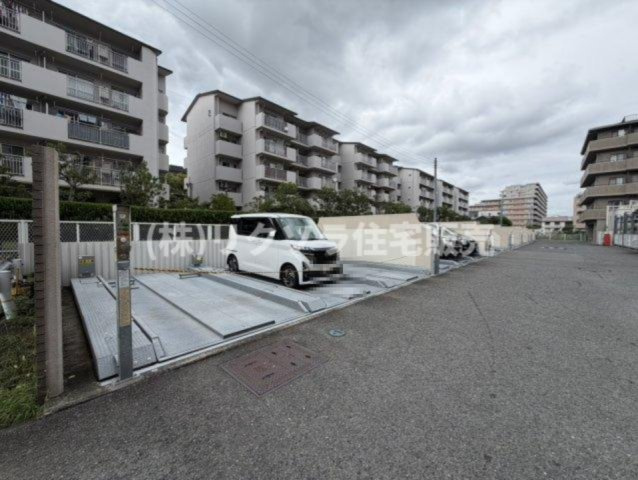 アンビエント枚方公園の駐車場|■物件内覧・資金計画相談・住宅ローン相談、リフォーム相談、お問合せ受付中■
※当日・翌日のご内覧、ご相談はお電話でのお問合せがスムーズです！
