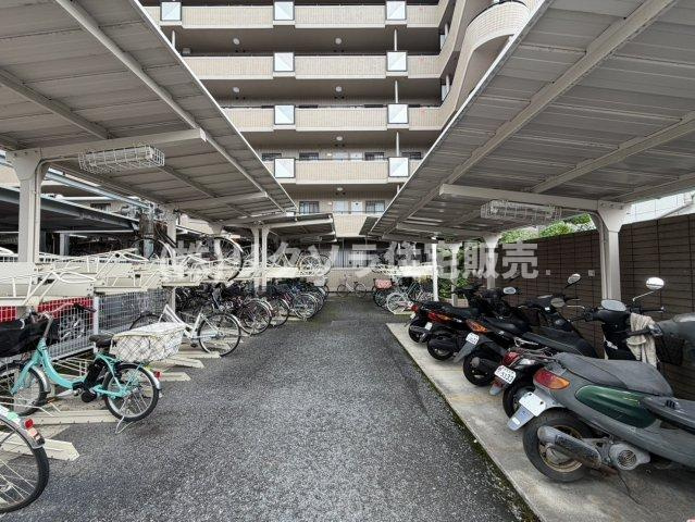 アンビエント枚方公園の駐輪場|■物件内覧・資金計画相談・住宅ローン相談、リフォーム相談、お問合せ受付中■
※当日・翌日のご内覧、ご相談はお電話でのお問合せがスムーズです！