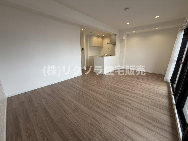 アンビエント枚方公園の居間・リビング|LDK14.7帖
■物件内覧・資金計画相談・住宅ローン相談、リフォーム相談、お問合せ受付中
※当日・翌日のご内覧、ご相談はお電話でのお問合せがスムーズです！