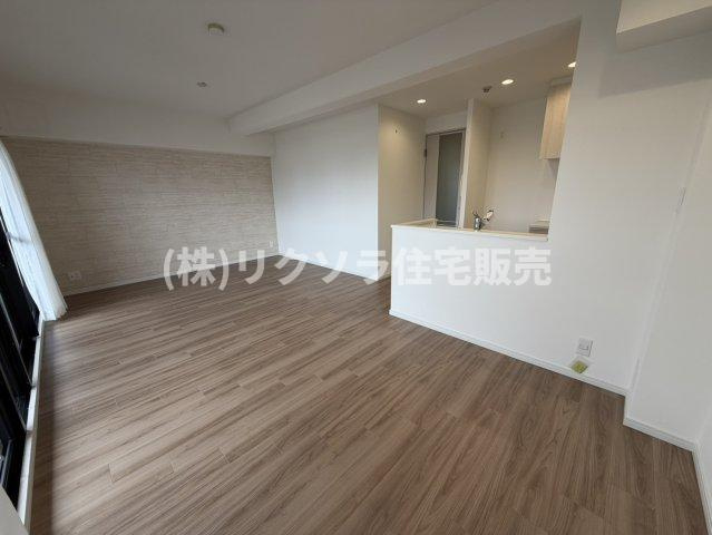 アンビエント枚方公園の居間・リビング|LDK14.7帖
■物件内覧・資金計画相談・住宅ローン相談、リフォーム相談、お問合せ受付中■
※当日・翌日のご内覧、ご相談はお電話でのお問合せがスムーズです！