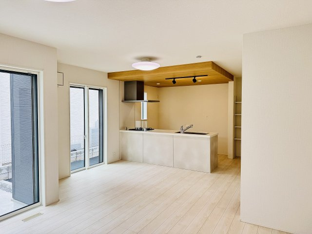 八王子市　犬目町　新築一戸建て　２５ー１期の居間・リビング|～17.5帖の明るいLDKで、家族団欒の時間をお過ごしいただけます～