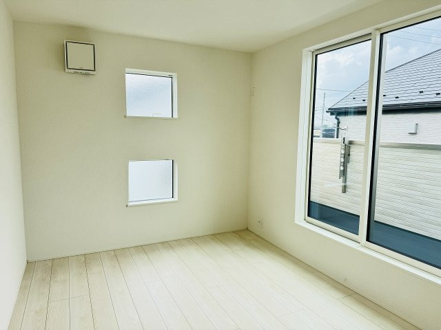 八王子市　犬目町　新築一戸建て　２５ー１期の寝室|～バルコニーに面している6.5帖の洋室です～