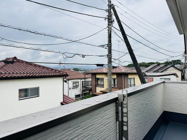 八王子市　犬目町　新築一戸建て　２５ー１期のバルコニー|～南西向きで陽当たりの良いバルコニー　洗濯物がよく乾きそうです～
