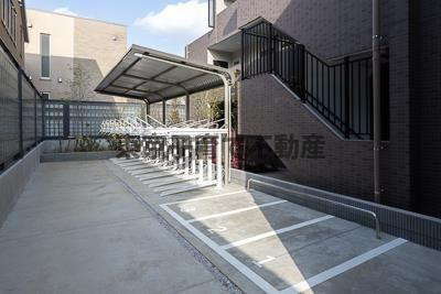 ルーチェ六義園の駐車場