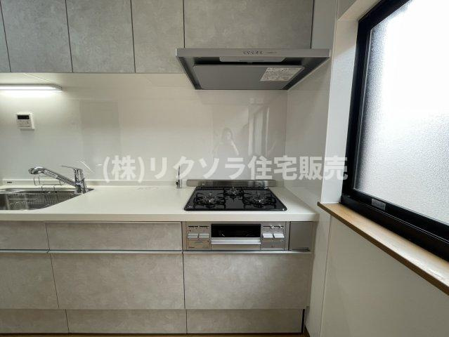 大久保町3丁目　中古一戸建てのキッチン|ビルトイン3口コンロ
■物件内覧・資金計画相談・住宅ローン相談、リフォーム相談、お問合せ受付中■
※当日・翌日のご内覧、ご相談はお電話でのお問合せがスムーズです！