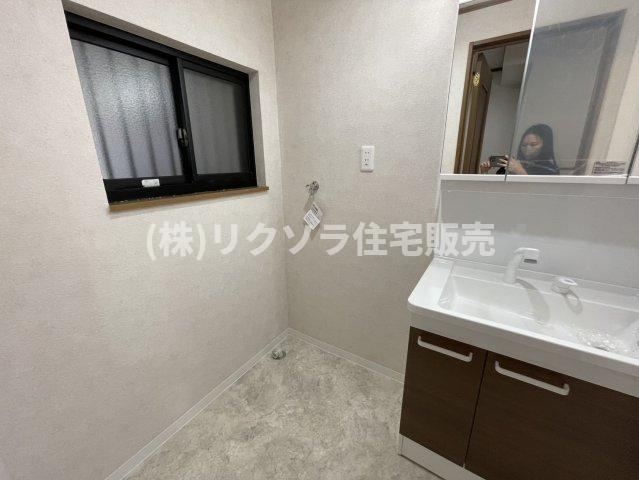 大久保町3丁目　中古一戸建てのランドリースペース|ドラム式も設置可能
■物件内覧・資金計画相談・住宅ローン相談、リフォーム相談、お問合せ受付中■
※当日・翌日のご内覧、ご相談はお電話でのお問合せがスムーズです！