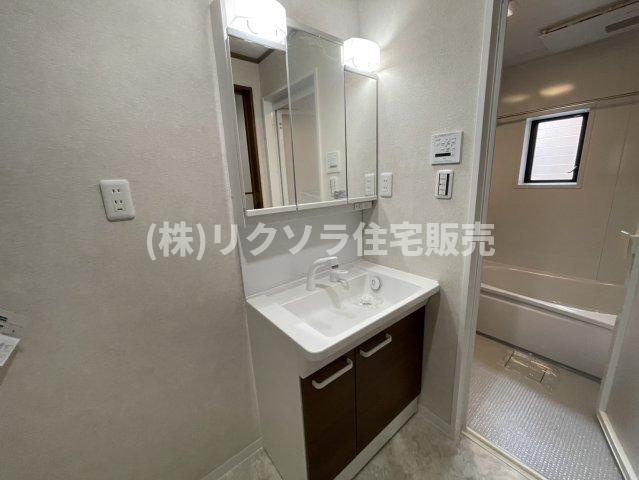 大久保町3丁目　中古一戸建ての独立洗面台|三面鏡付き独立洗面台
■物件内覧・資金計画相談・住宅ローン相談、リフォーム相談、お問合せ受付中■
※当日・翌日のご内覧、ご相談はお電話でのお問合せがスムーズです！