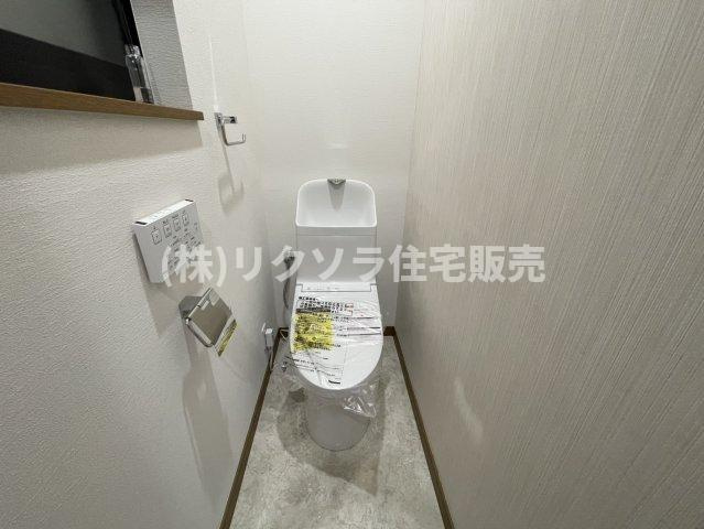 大久保町3丁目　中古一戸建てのトイレ|温水洗浄便座付き
■物件内覧・資金計画相談・住宅ローン相談、リフォーム相談、お問合せ受付中■
※当日・翌日のご内覧、ご相談はお電話でのお問合せがスムーズです！