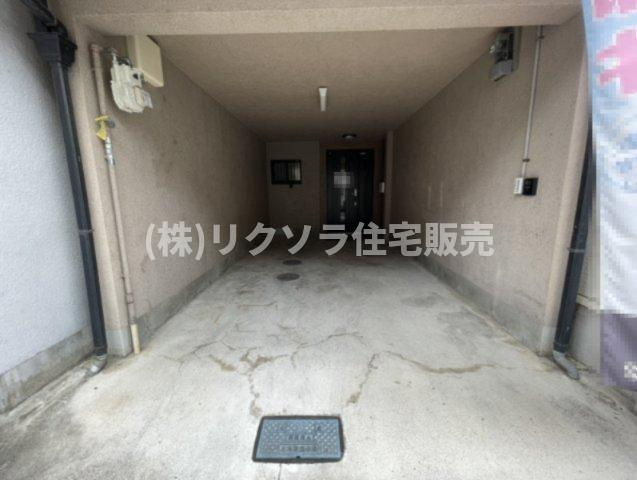 大久保町3丁目　中古一戸建ての駐車場|ハイルーフ車1台駐車可能
■物件内覧・資金計画相談・住宅ローン相談、リフォーム相談、お問合せ受付中■
※当日・翌日のご内覧、ご相談はお電話でのお問合せがスムーズです！