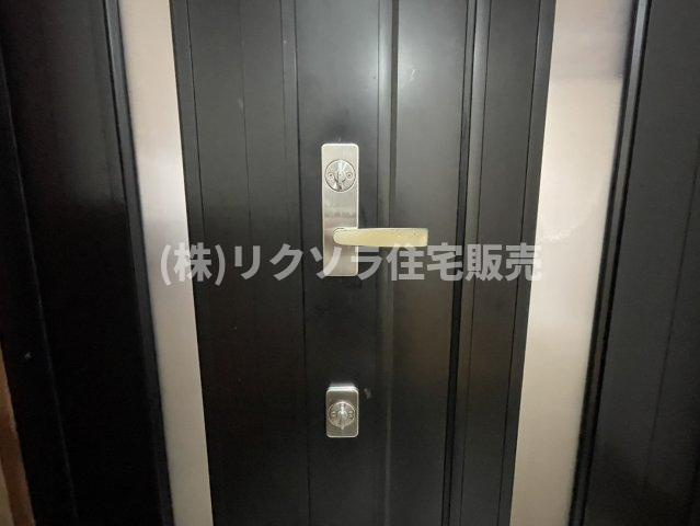 大久保町3丁目　中古一戸建ての防犯設備|ツーシリンダー錠
■物件内覧・資金計画相談・住宅ローン相談、リフォーム相談、お問合せ受付中■
※当日・翌日のご内覧、ご相談はお電話でのお問合せがスムーズです！