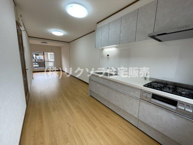 大久保町3丁目　中古一戸建ての居間・リビング|LDK14.5帖
■物件内覧・資金計画相談・住宅ローン相談、リフォーム相談、お問合せ受付中■
※当日・翌日のご内覧、ご相談はお電話でのお問合せがスムーズです！