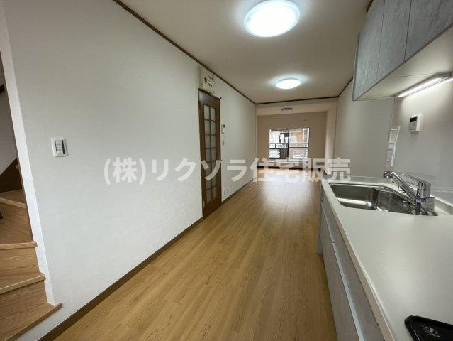 大久保町3丁目　中古一戸建ての居間・リビング|LDK14.5帖
■物件内覧・資金計画相談・住宅ローン相談、リフォーム相談、お問合せ受付中■
※当日・翌日のご内覧、ご相談はお電話でのお問合せがスムーズです！