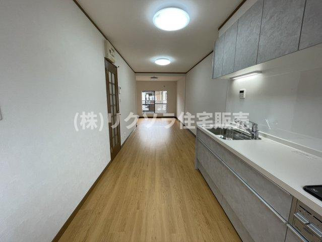 大久保町3丁目　中古一戸建ての居間・リビング|LDK14.5帖
■物件内覧・資金計画相談・住宅ローン相談、リフォーム相談、お問合せ受付中■
※当日・翌日のご内覧、ご相談はお電話でのお問合せがスムーズです！