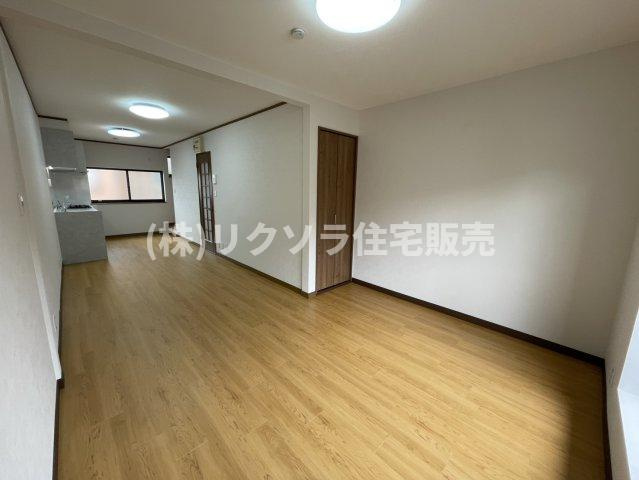 大久保町3丁目　中古一戸建ての居間・リビング|LDK14.5帖
■物件内覧・資金計画相談・住宅ローン相談、リフォーム相談、お問合せ受付中■
※当日・翌日のご内覧、ご相談はお電話でのお問合せがスムーズです！
