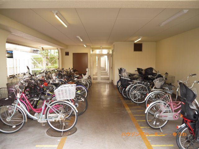 【駐輪場】 | レジェンド浮間公園 | 屋根付きの駐輪場となっていますので、雨の日でも大切な自転車が濡れずに済みます。