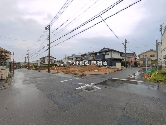 ブルーミングガーデン岩成台5丁目の前面道路含む現地写真
