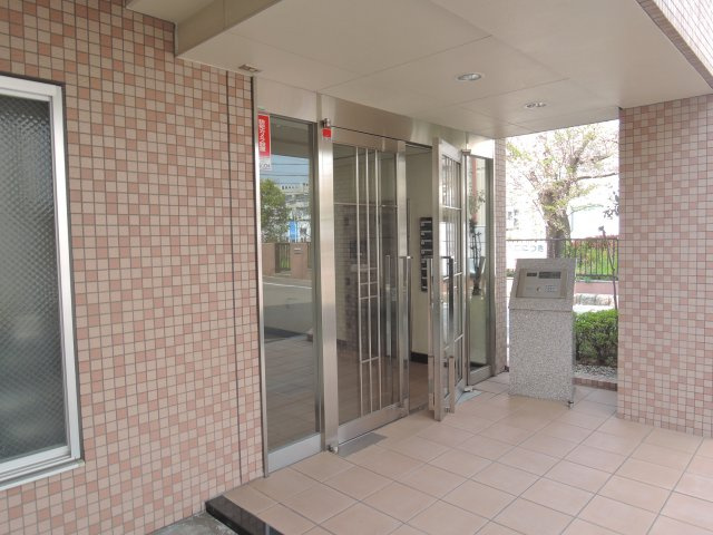 高槻市上本町の賃貸マンションのエントランス