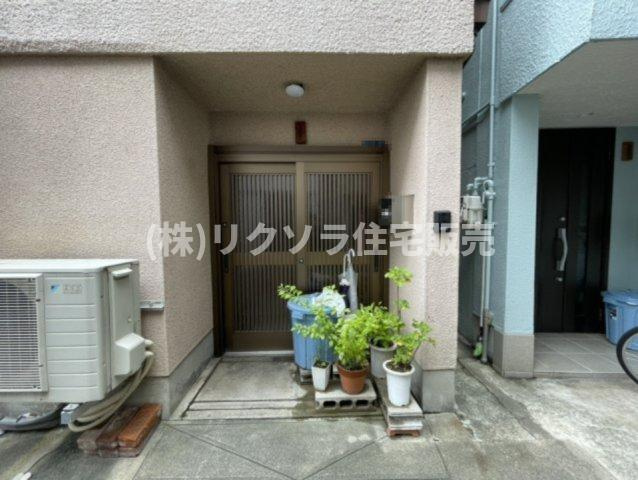 大枝北町　中古一戸建ての玄関|■物件内覧・資金計画相談・住宅ローン相談、リフォーム相談、お問合せ受付中■
※当日・翌日のご内覧、ご相談はお電話でのお問合せがスムーズです！