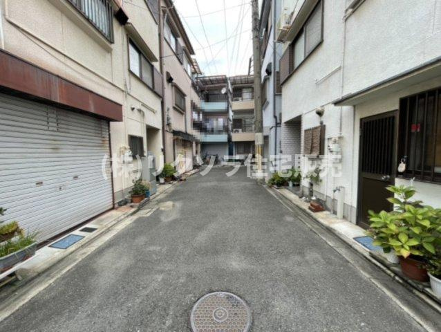 大枝北町　中古一戸建ての前面道路含む現地写真|前道　東　幅員4.0ｍ
■物件内覧・資金計画相談・住宅ローン相談、リフォーム相談、お問合せ受付中■
※当日・翌日のご内覧、ご相談はお電話でのお問合せがスムーズです！