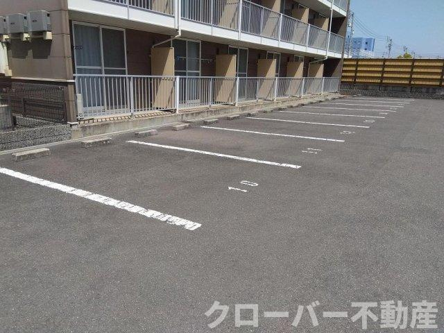 レオパレスシャルム瀬戸の駐車場